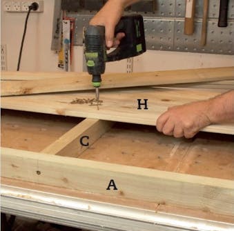 Hundkoja vinterbonad: Skruva fast golvbrädorna på ramen Hundkoja vinterbonad: Skruva fast golvbrädorna på ramen